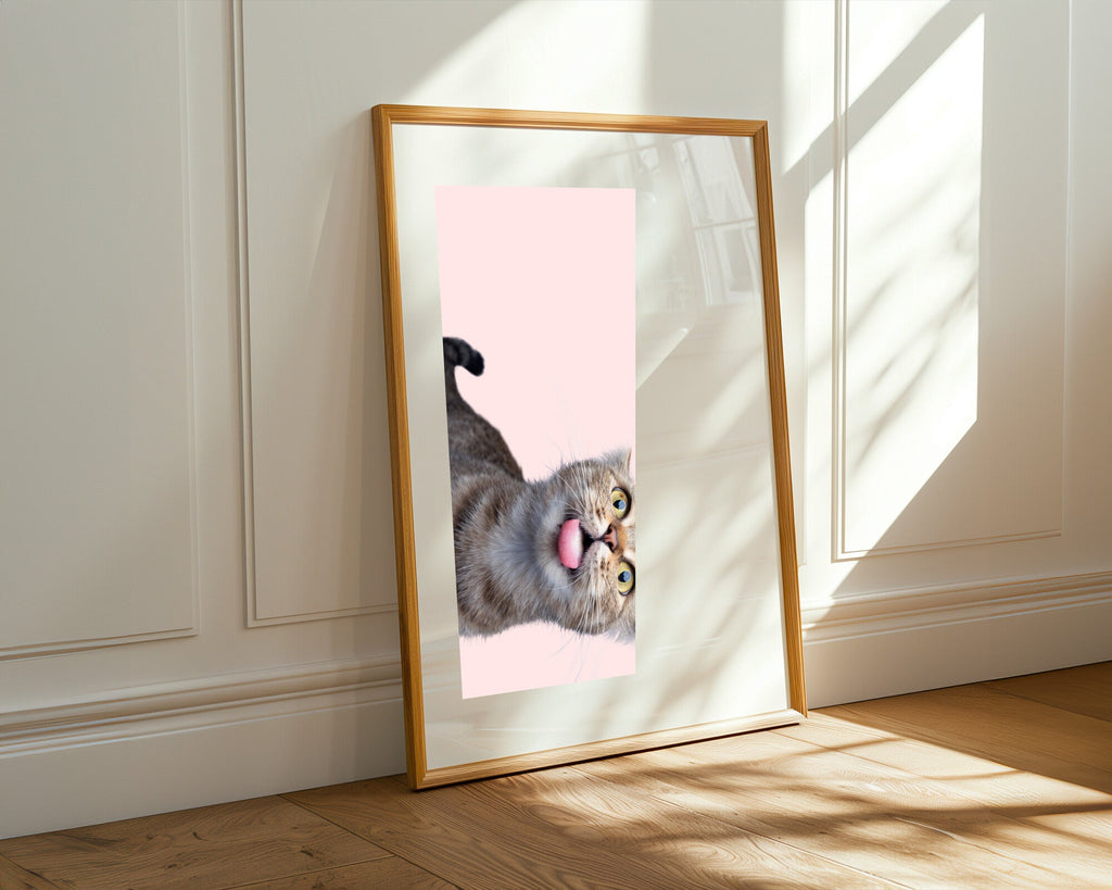 Gato Curioso Boca Abajo | Cuadro decorativo de Monkey Canvas